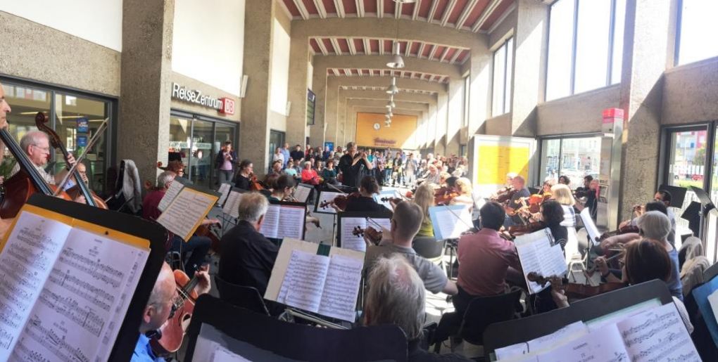 Das Orchester im Bruchsaler Bahnhof
